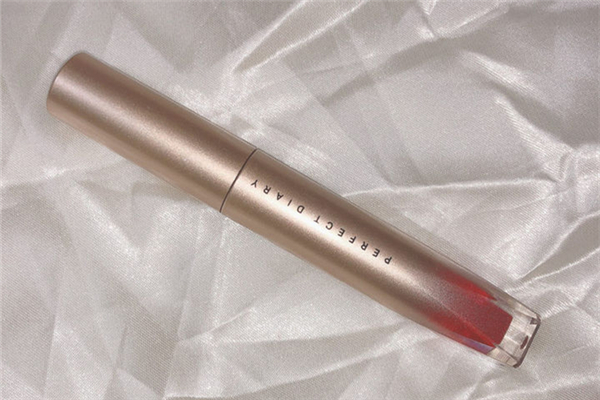 完美日記適合素顏的口紅 完美日記賣的最火的兩個色號 完美日記適合素顏的口紅 完美日記賣的最火的兩個色號