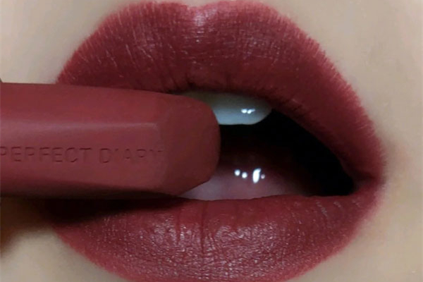 完美日記適合素顏的口紅 完美日記賣的最火的兩個色號 完美日記適合素顏的口紅 完美日記賣的最火的兩個色號