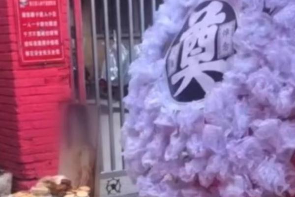 男子為尋妻在小區(qū)門口設(shè)靈堂 夫妻矛盾最好的解決方式 男子為尋妻在小區(qū)門口設(shè)靈堂 夫妻矛盾最好的解決方式