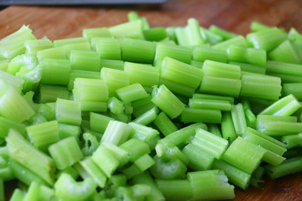 芹菜會脹氣嗎 芹菜會酸胃嗎 芹菜會脹氣嗎 芹菜會酸胃嗎