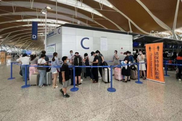 上海浦東機場回應(yīng)留學生排長隊值機 美國留學需要什么要求