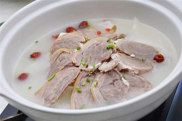 羊肉湯用哪個部分的羊肉 羊肉湯的做法及配料 羊肉湯用哪個部分的羊肉 羊肉湯的做法及配料