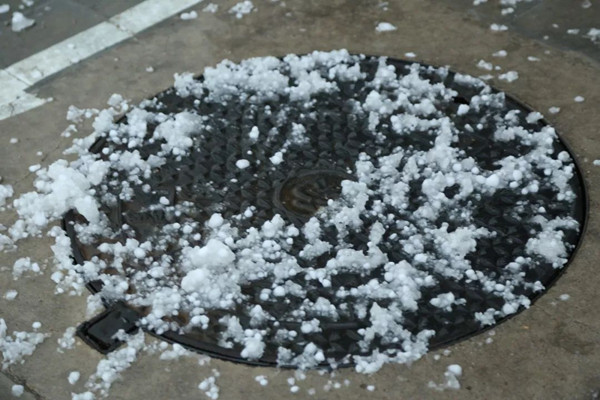 黑龍江哈爾濱大慶突降冰雹 戶(hù)外突遇冰雹如何自救 黑龍江哈爾濱大慶突降冰雹 戶(hù)外突遇冰雹如何自救