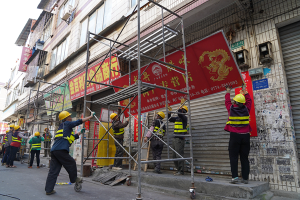 成都一廣告牌掉落砸倒1歲男童 廣告牌墜落傷人誰負責(zé)