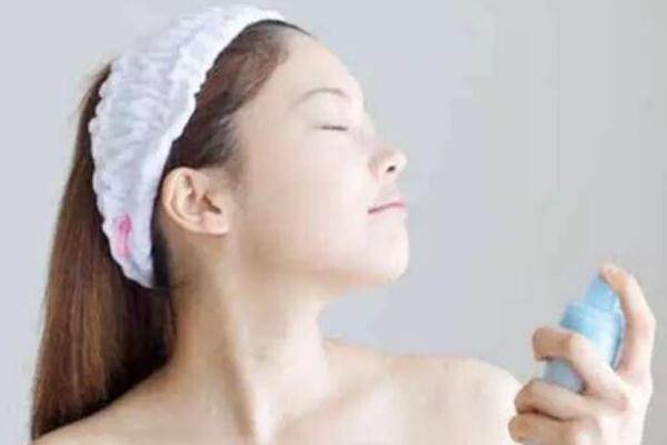 保濕噴霧和爽膚水區(qū)別 保濕噴霧用在哪個(gè)步驟 保濕噴霧和爽膚水區(qū)別 保濕噴霧用在哪個(gè)步驟