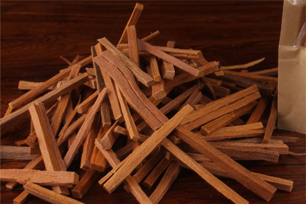 檀香點燃怎么放置 檀香一天點多長時間合適