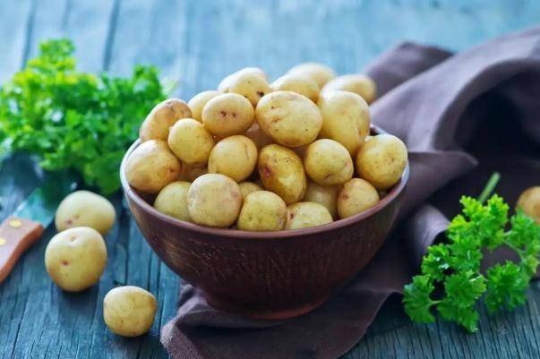 土豆有點(diǎn)硬吃了沒事吧 土豆有點(diǎn)發(fā)芽能吃嗎