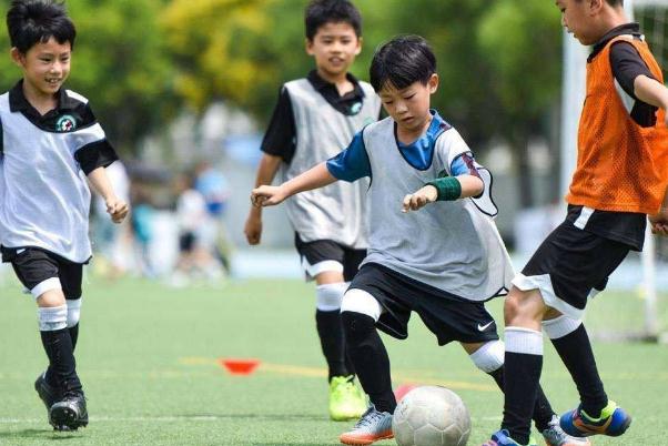 踢足球可以鍛煉什么 踢足球可以長高嗎 踢足球可以鍛煉什么 踢足球可以長高嗎