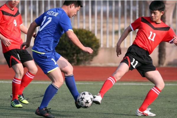 踢足球可以鍛煉什么 踢足球可以長高嗎 踢足球可以鍛煉什么 踢足球可以長高嗎