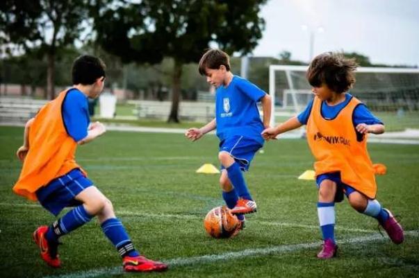 踢足球可以鍛煉什么 踢足球可以長高嗎 踢足球可以鍛煉什么 踢足球可以長高嗎