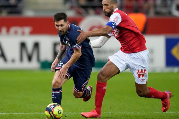 踢足球是多少個(gè)人 足球運(yùn)動(dòng)都有什么特點(diǎn) 踢足球是多少個(gè)人 足球運(yùn)動(dòng)都有什么特點(diǎn)