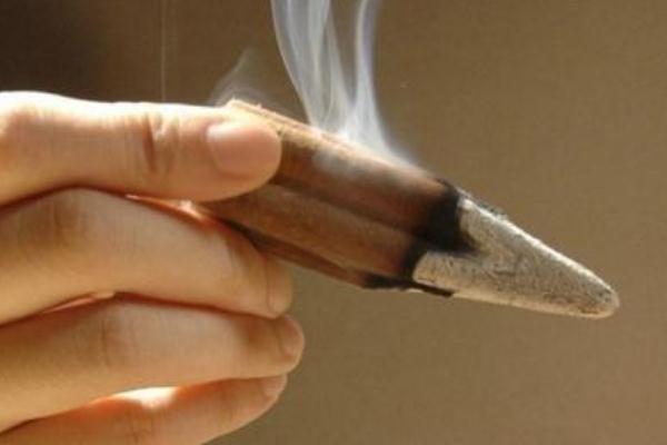 艾灸會導(dǎo)致流產(chǎn)嗎 艾灸對痛風(fēng)有治療作用嗎 艾灸會導(dǎo)致流產(chǎn)嗎 艾灸對痛風(fēng)有治療作用嗎