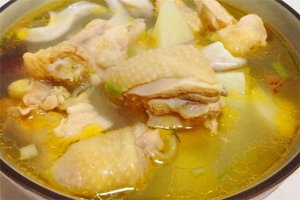 燉雞湯用大火還是小火 燉雞湯需要放什么調(diào)料 燉雞湯用大火還是小火 燉雞湯需要放什么調(diào)料