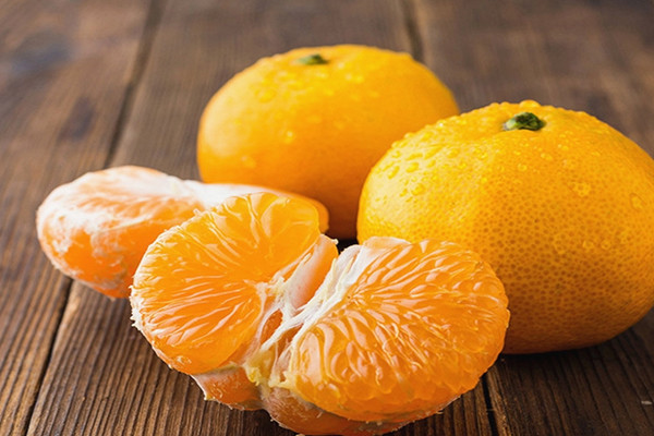 吃橘子可以喝牛奶嗎 橘子可以和螃蟹一起吃嗎