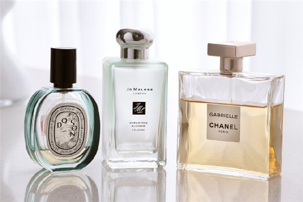 香水噴在衣服上還是身上 香水噴哪里留香最持久 香水噴在衣服上還是身上 香水噴哪里留香最持久