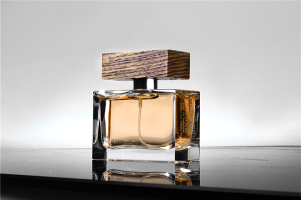 女士香水和男士香水有什么區(qū)別 女士可以用男士香水嗎 女士香水和男士香水有什么區(qū)別 女士可以用男士香水嗎