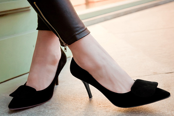 穿高跟鞋前腳掌疼怎么辦 穿高跟鞋會(huì)長(zhǎng)繭嗎