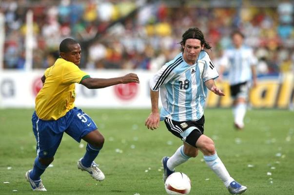 足球運(yùn)動(dòng)員是怎么訓(xùn)練的 足球運(yùn)動(dòng)員是什么職業(yè) 足球運(yùn)動(dòng)員是怎么訓(xùn)練的 足球運(yùn)動(dòng)員是什么職業(yè)