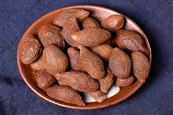 胖大海能泡幾次 胖大?？梢愿粢购葐?></p><h3>喝了隔夜的胖大海應(yīng)該怎么辦</h3><p>1、立即停止服用。如果喝了隔夜的胖大海泡水沒有出現(xiàn)什么不適反應(yīng)的話，立即停止服用，密切觀察自身身體狀況即可。?</p><p>2、多喝溫水。喝了隔夜的胖大海之后，可以適量多喝溫水，可以幫助稀釋體內(nèi)的胖大海含量，幫助防止或減輕不適癥狀。?</p><p>3、送醫(yī)檢查。如果喝了隔夜的胖大海，惡心、腹瀉等不適癥狀較為嚴重的話，建議立即送醫(yī)檢查，行補液等對癥治療。</p>		</div>
<div align=