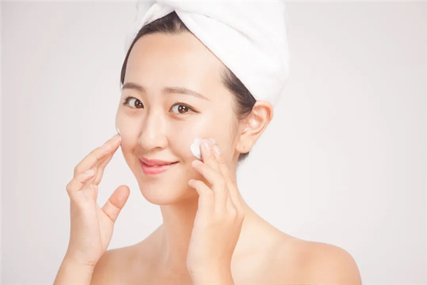 閉口用洗面奶會洗出來不 閉口用什么洗臉好 閉口用洗面奶會洗出來不 閉口用什么洗臉好