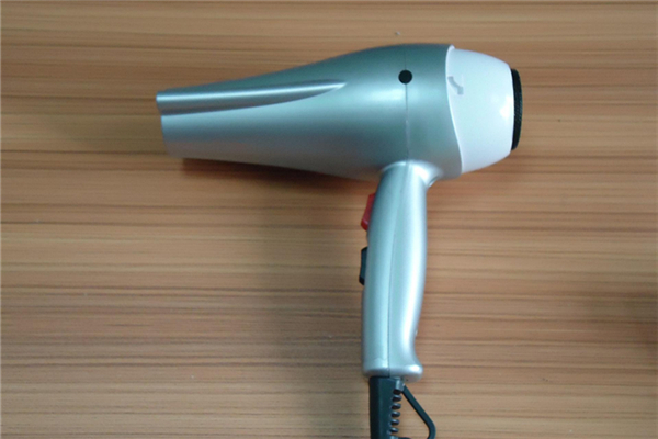 吹風(fēng)機(jī)會(huì)影響發(fā)質(zhì)嗎 吹風(fēng)機(jī)會(huì)不會(huì)傷害頭發(fā) 吹風(fēng)機(jī)會(huì)影響發(fā)質(zhì)嗎 吹風(fēng)機(jī)會(huì)不會(huì)傷害頭發(fā)