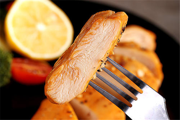 雞胸肉有一股腥臭味正常嗎 雞胸肉腥味重什么原因 雞胸肉有一股腥臭味正常嗎 雞胸肉腥味重什么原因