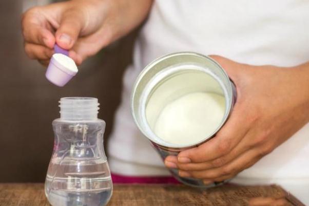 沖奶粉用什么水比較好 沖奶粉需要多少度的水最合適 沖奶粉用什么水比較好 沖奶粉需要多少度的水最合適