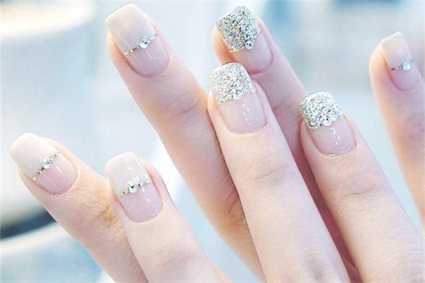 秋冬季節(jié)適合做什么顏色的美甲 做美甲的步驟 秋冬季節(jié)適合做什么顏色的美甲 做美甲的步驟