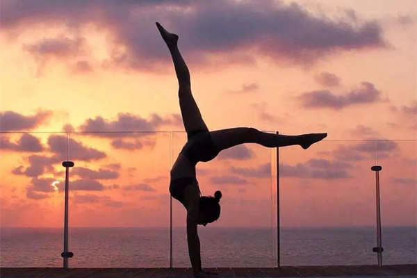 倒立可以減肥嗎 倒立能瘦肚子嗎 倒立可以減肥嗎 倒立能瘦肚子嗎