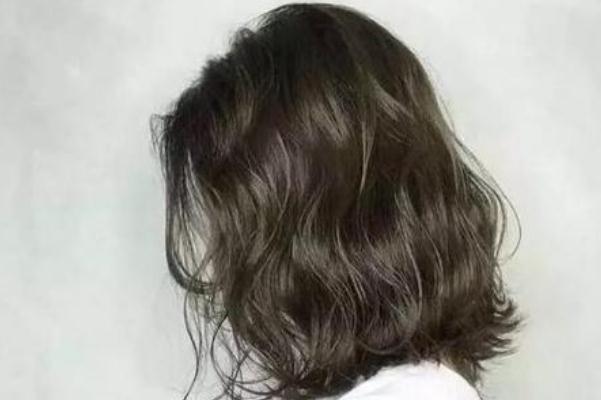 冷燙會(huì)導(dǎo)致脫發(fā)嗎 冷燙對(duì)頭發(fā)的傷害大嗎