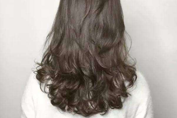 冷燙完頭發(fā)幾天可以洗頭 燙發(fā)對頭皮的傷害是永久的嗎 冷燙完頭發(fā)幾天可以洗頭 燙發(fā)對頭皮的傷害是永久的嗎