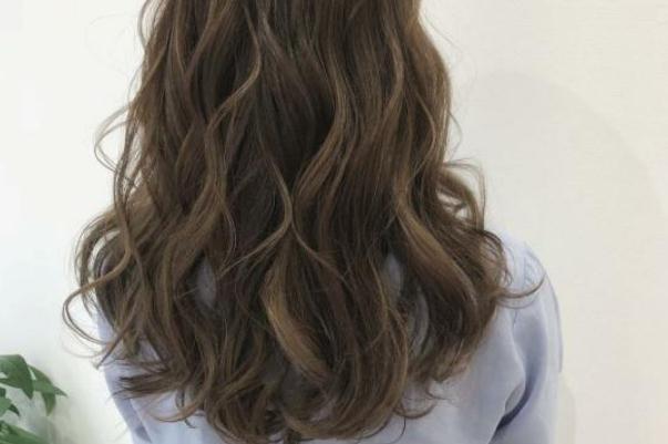 冷燙會(huì)導(dǎo)致脫發(fā)嗎 冷燙對(duì)頭發(fā)的傷害大嗎