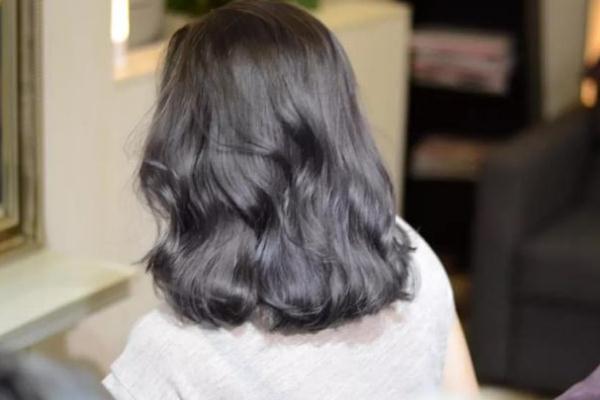 冷燙完頭發(fā)幾天可以洗頭 燙發(fā)對頭皮的傷害是永久的嗎 冷燙完頭發(fā)幾天可以洗頭 燙發(fā)對頭皮的傷害是永久的嗎