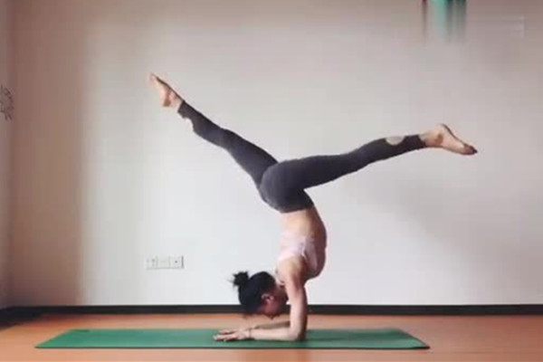 倒立對眼睛有傷害嗎 高度近視能倒立嗎 倒立對眼睛有傷害嗎 高度近視能倒立嗎