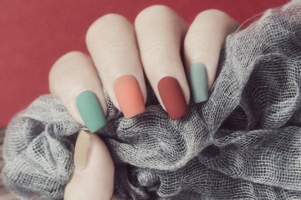 甲油膠可以直接涂在指甲上嗎 甲油膠可以直接撕掉嗎 甲油膠可以直接涂在指甲上嗎 甲油膠可以直接撕掉嗎