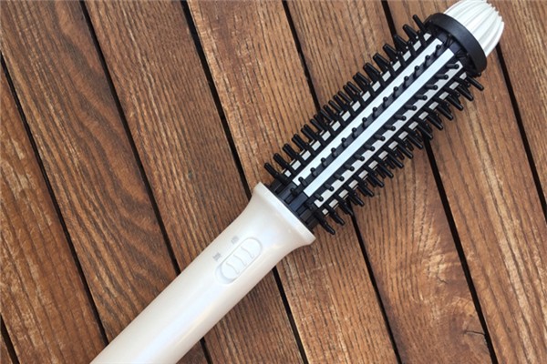 卷發(fā)棒對頭發(fā)的傷害大不大 卷發(fā)棒對身體的危害 卷發(fā)棒對頭發(fā)的傷害大不大 卷發(fā)棒對身體的危害