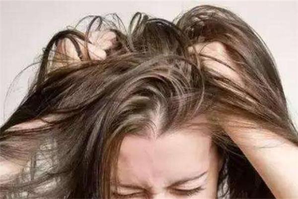 油性頭發(fā)一天不洗就很油怎么辦 油性頭發(fā)一天洗兩次合適嗎 油性頭發(fā)一天不洗就很油怎么辦 油性頭發(fā)一天洗兩次合適嗎