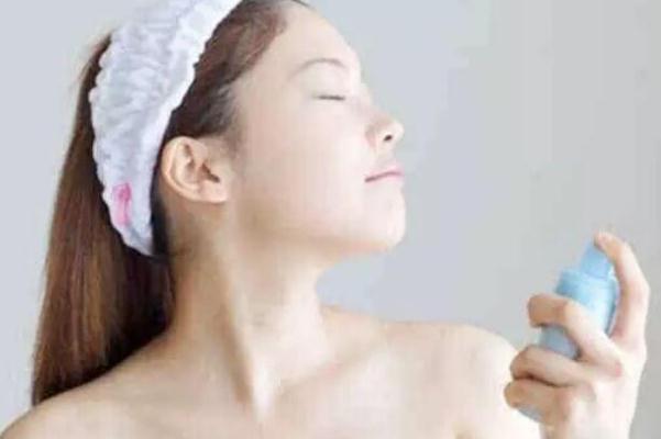 補(bǔ)水噴霧要拍打嗎 保濕噴霧噴后需要擦干嗎 補(bǔ)水噴霧要拍打嗎 保濕噴霧噴后需要擦干嗎