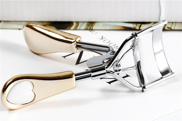 睫毛夾對(duì)睫毛有害嗎 睫毛夾把睫毛夾斷了還會(huì)在長(zhǎng)嗎 睫毛夾對(duì)睫毛有害嗎 睫毛夾把睫毛夾斷了還會(huì)在長(zhǎng)嗎