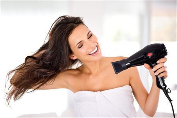 濕著頭發(fā)睡覺(jué)會(huì)頭疼嗎 濕著頭發(fā)睡覺(jué)睡覺(jué)的壞處