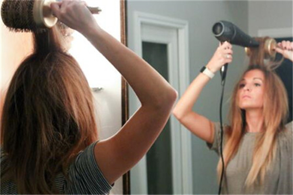 濕著頭發(fā)睡覺(jué)會(huì)頭疼嗎 濕著頭發(fā)睡覺(jué)睡覺(jué)的壞處