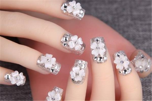 貼甲片會(huì)讓甲床變長(zhǎng)嗎 貼甲片有什么好處 貼甲片會(huì)讓甲床變長(zhǎng)嗎 貼甲片有什么好處