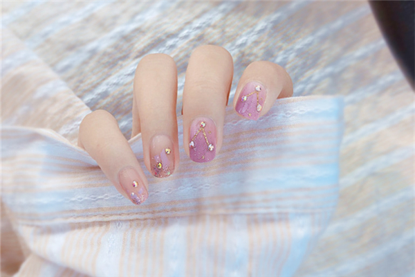 貼甲片對(duì)指甲有傷害嗎 貼甲片后指甲變綠了怎么辦