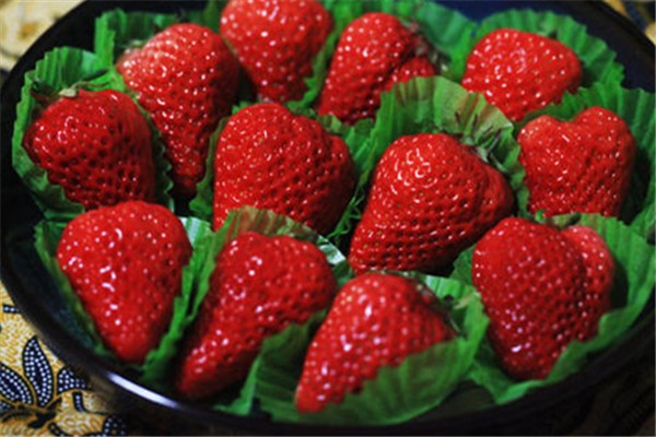草莓含糖量高嗎 草莓不適合哪些人群吃 草莓含糖量高嗎 草莓不適合哪些人群吃
