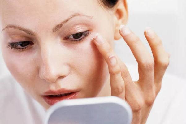 眼部細(xì)紋會(huì)自己消失嗎 女人正常多少歲眼部有細(xì)紋