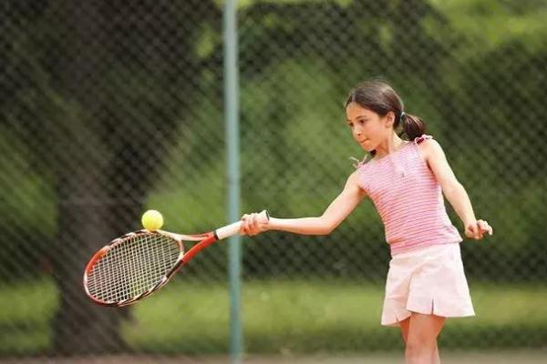 打網(wǎng)球會(huì)讓手臂變粗嗎 打網(wǎng)球?qū)曈泻锰巻?>
               <p class=