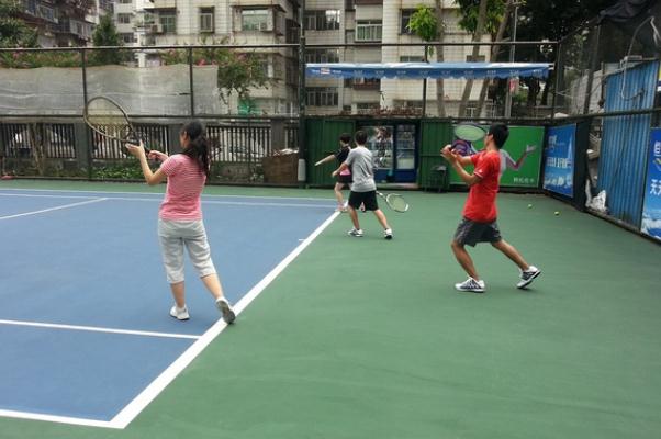 打網(wǎng)球會(huì)讓手臂變粗嗎 打網(wǎng)球?qū)曈泻锰巻? alt=