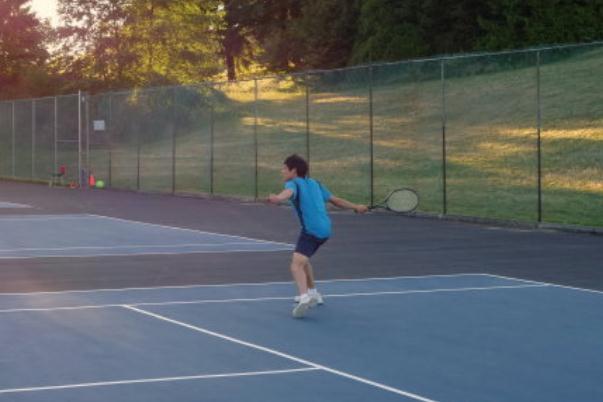 打網(wǎng)球會(huì)讓手臂變粗嗎 打網(wǎng)球?qū)曈泻锰巻? alt=