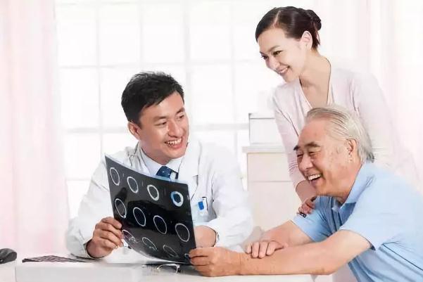 體檢的目的和意義 體檢可以用醫(yī)?？▎?></p><h3>體檢抽血檢查哪些項(xiàng)目</h3><p>體檢血液檢查通常包括以下內(nèi)容：1、肝功檢查，其中具體的項(xiàng)目包括丙氨酸氨基轉(zhuǎn)移酶、谷草轉(zhuǎn)氨酶、總蛋白、白蛋白、總膽紅素、直接膽紅素、間接膽紅素等。2、檢查腎功能，腎功能包括尿素氮、肌酐、尿酸、β2微球蛋白等。3、檢查血糖，包括空腹血糖、果糖胺、糖化血紅蛋白。4、檢查血脂，包括膽固醇、甘油三酯、低密度脂蛋白、高密度脂蛋白、載脂蛋白A、載脂蛋白B。其它的檢查項(xiàng)目包括電解質(zhì)、鉀、鈉、氯，還有心肌酶譜的檢查等等。體檢抽血的檢查項(xiàng)目各單位的要求不同，檢查項(xiàng)目也會(huì)有所不同。有的單位有特殊要求，可能會(huì)檢驗(yàn)乙肝五項(xiàng)或肝炎系列。具體的檢查項(xiàng)目包括什么要看單位發(fā)的體檢單。</p><p style=