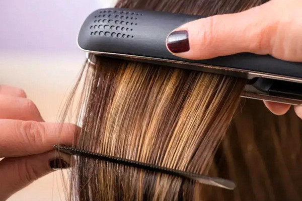 頭發(fā)拉直對(duì)頭發(fā)傷害大嗎 頭發(fā)拉直的步驟有哪些 頭發(fā)拉直對(duì)頭發(fā)傷害大嗎 頭發(fā)拉直的步驟有哪些